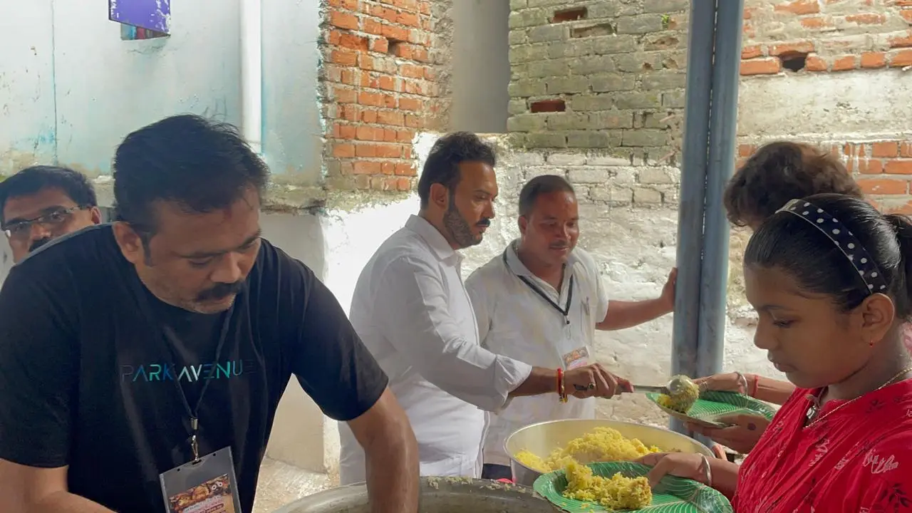 MLA Rupesh Panigrahi Serving food to People 2